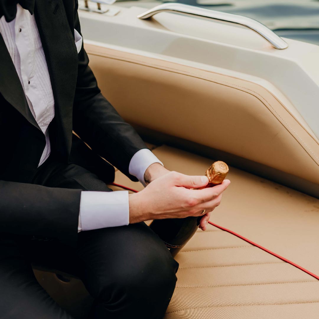 Champage servi à bord des mini-croisières