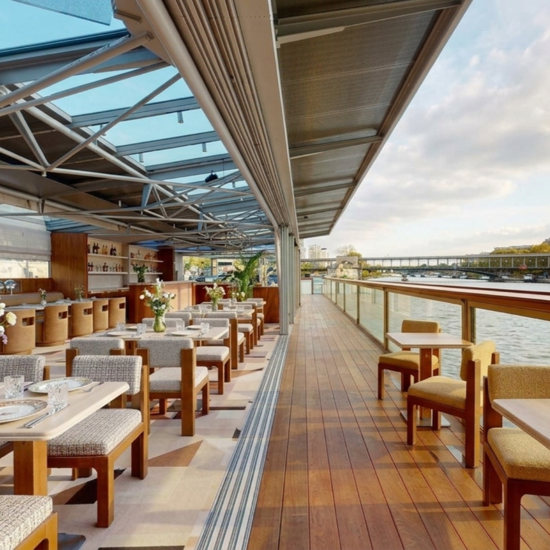 Terrasse du Noti Club totalement ouverte sur la Seine